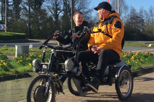 Deelnemers van De KinderGemeenteRaad krijgen uitleg